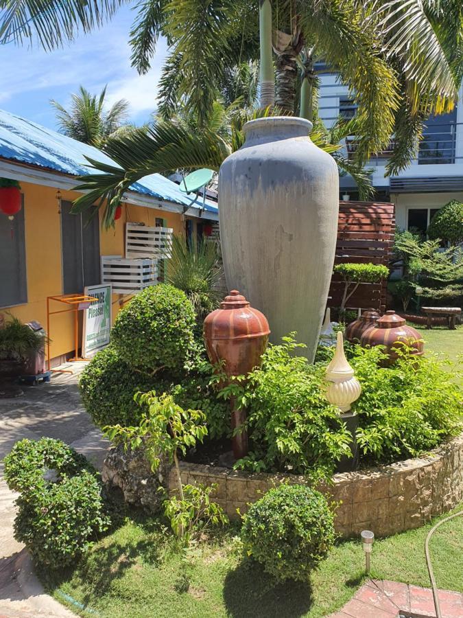 L&M Hearthstones Lodge Oslob Exterior foto